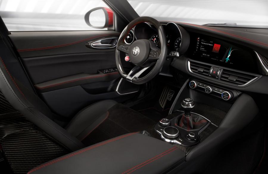Интерьер Alfa Romeo Giulia Quadrifoglio (952) 2016 года  (NA) (фото 76 из 86)